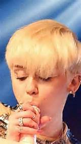 Miley Cyrus Gives Blow Job On Stage! http://t.co/8ERJFtoEgW http://t ...