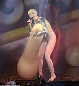 Miley Cyrus Gives Blow Job On Stage! Oh Yes! |