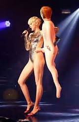 Miley-Cyrus-Gives-Blow-Job-On-Stage-Oh-yes-3.jpg