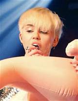 Miley-Cyrus-Gives-Blow-Job-On-Stage-4