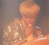 Miley Cyrus showing what DAT MOUF DO to a blow up doll!